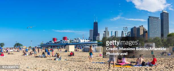 downtown, lincoln park, north avenue beach on lake michigan, the steam boat-shaped bar and the town with john hancock center skyscraper on the background - north avenue beach stockfoto's en -beelden