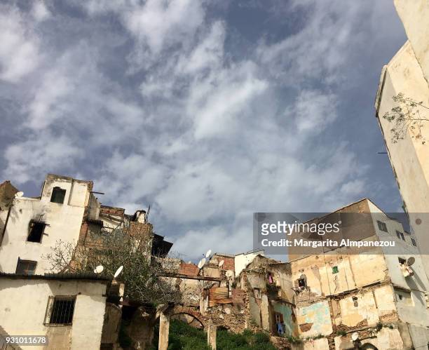inside the narrow streets of the kasbah of algiers - argel fotografías e imágenes de stock