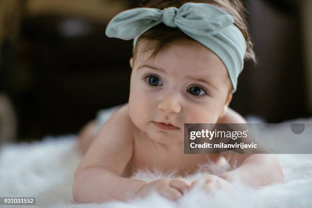 linda niña bebé gatear - baby girls fotografías e imágenes de stock
