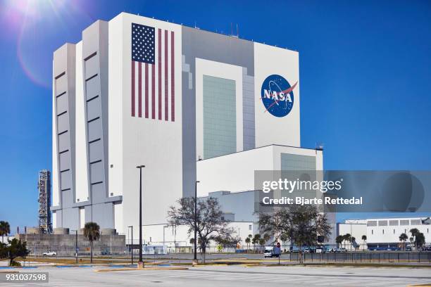 the vehicle assembly building, vab, at nasa's kennedy space centre - cabo canaveral - fotografias e filmes do acervo