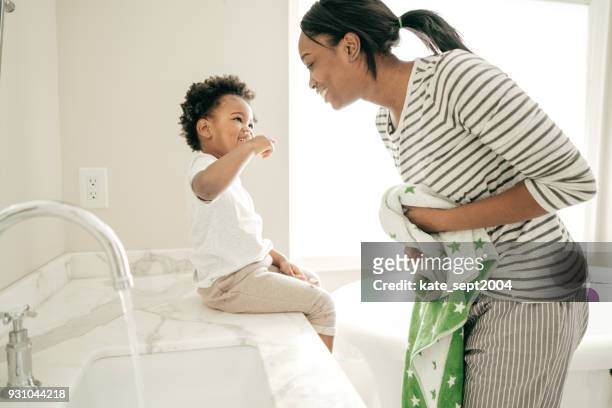 niña cepillarse los dientes - mother daughter towel fotografías e imágenes de stock