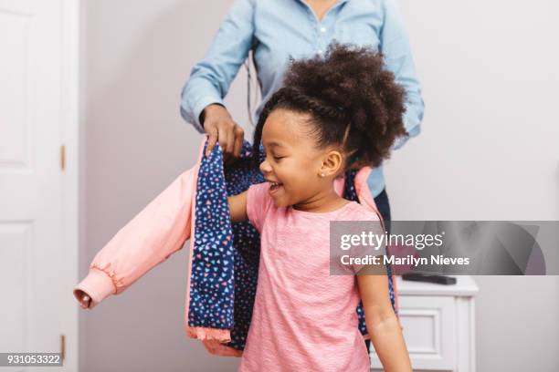 niña, preparándose para la escuela - jacket fotografías e imágenes de stock