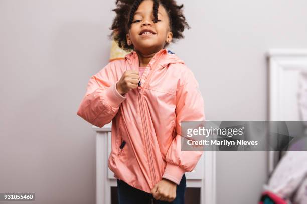 bambina che si prepara per la scuola - casacca foto e immagini stock