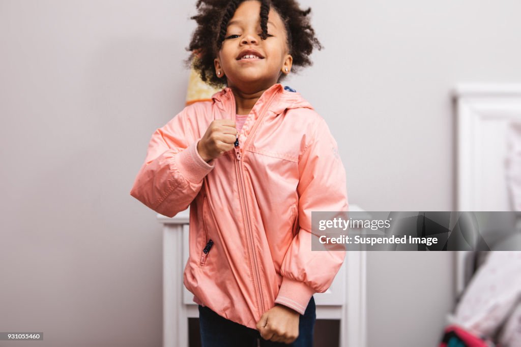 Liten flicka redo för skolan