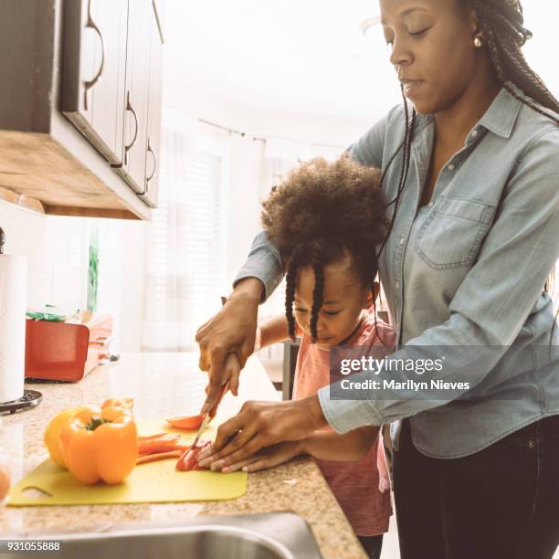 mor och dotter skära grönsaker - marilyn nieves bildbanksfoton och bilder
