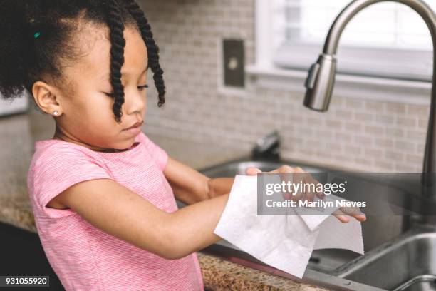 klein meisje haar handen wassen - kitchen paper stockfoto's en -beelden