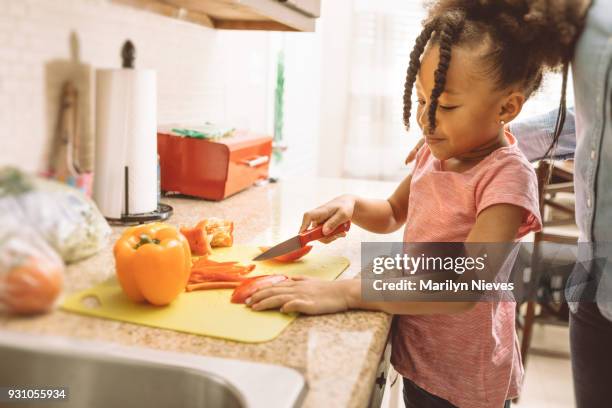 mor och dotter skära grönsaker - marilyn nieves bildbanksfoton och bilder