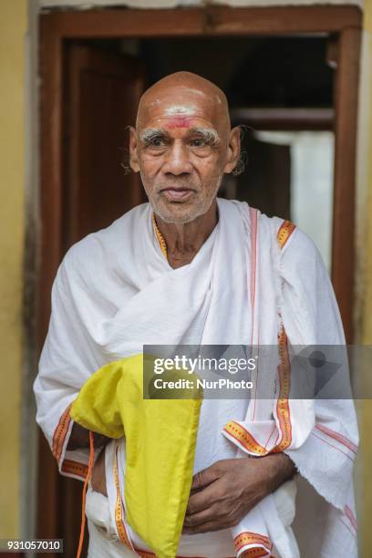 Pictures of diverse faces and people in India, representing the daily life in the region of Delhi, Varanasi, Gaya and Uttar Pradesh.