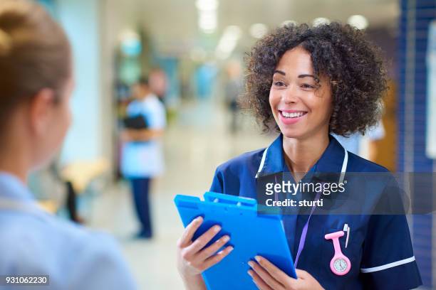 krankenschwester-team im krankenhausflur - tunic stock-fotos und bilder