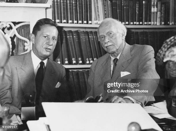 Swiss psychiatrist Carl Gustav Jung , the founder of analytical psychology, with Dr Carleton Smith , circa 1960. They are discussing the best ways to...