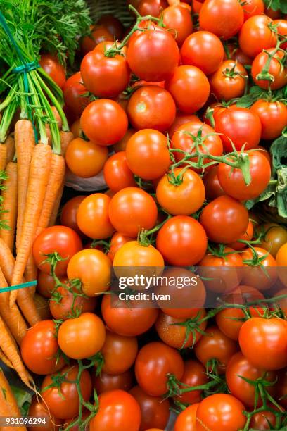 full frame vegetable texture, tomatoes and carrots - carotine stock-fotos und bilder