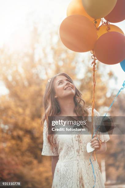 mädchen mit luftballons - european best pictures of the day april 23 2014 stock-fotos und bilder