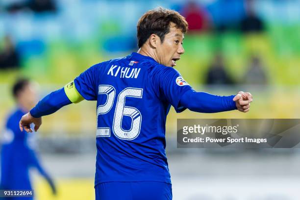 Yeom Ki-Hun of Suwon Samsung Bluewings gestures during the AFC Champions League 2018 Group H match between Suwon Samsung Bluewings and Shanghai...