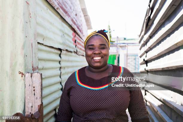 lächelnde mutter stehen im freien - slum stock-fotos und bilder