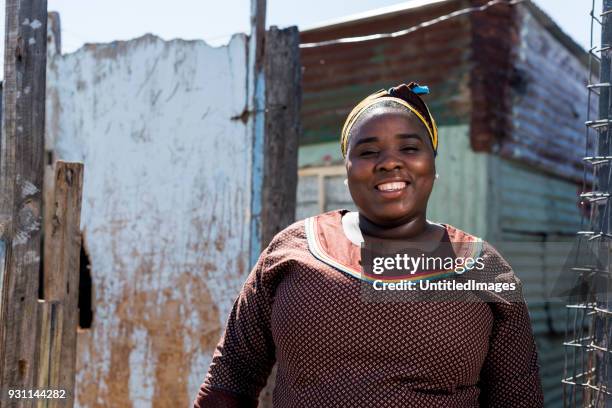 retrato de una mujer africana - barriada fotografías e imágenes de stock