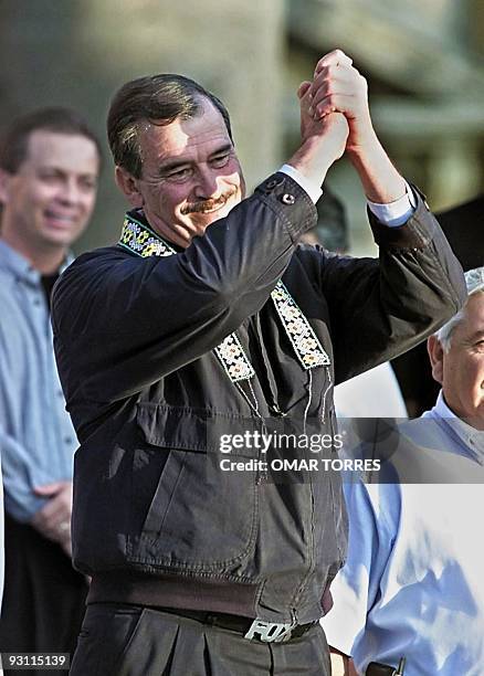 Mexican President Vicente Fox greets the crowd 03 December 2000 during a tour of several Mexican states after becoming president. El presidente de...