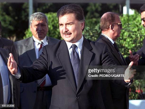 Guatemalan President Alfonso Portillo greets journalists 29 November 2000 in Mexico City. El preseidente de Guatemala, Alfonso Portillo saluda a...