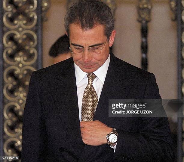 Mexican President Ernesto Zedillo receives applause from those gathered in Mexico City 30 November 2000 for the transfer of power to Vicente Fox. El...