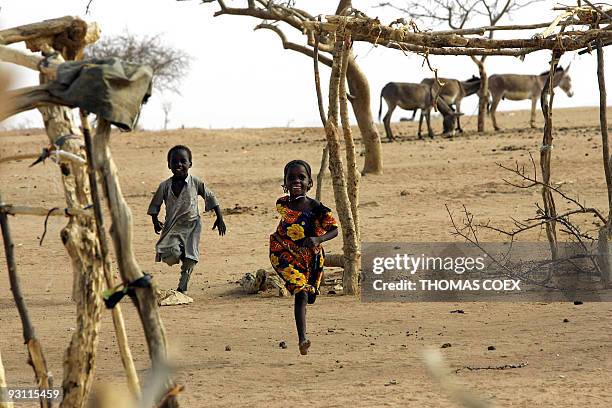 Sudanese refugee children play 26 June 2004 in Chad at the Iridimi refugee camp harbouring 15,000 refugees who fled the Darfur region where rebels...