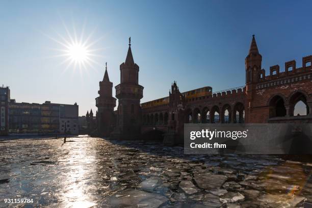 oberbaumbrücke with ice floes on spree river with passing subway train (friedrichshain-kreuzberg, berlin) - oberbaumbrücke stock-fotos und bilder