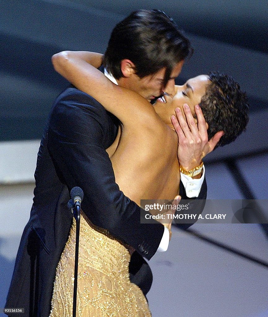 Actor Adrien Brody kisses presenter Actr