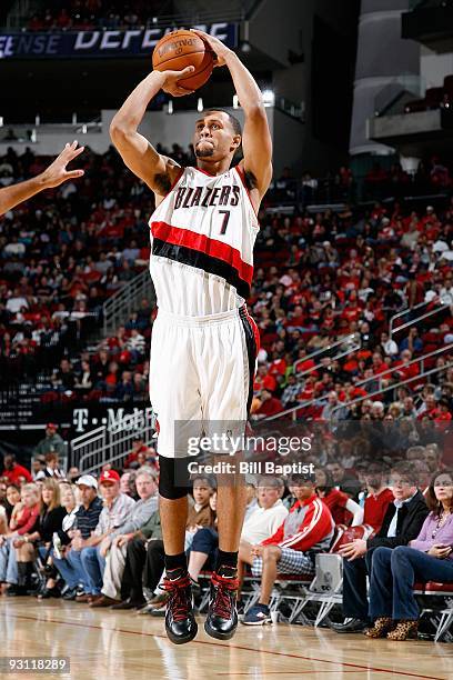 Brandon Roy of the Portland Trail Blazers shoots during the game against the Houston Rockets on October 31, 2009 at the Toyota Center in Houston,...