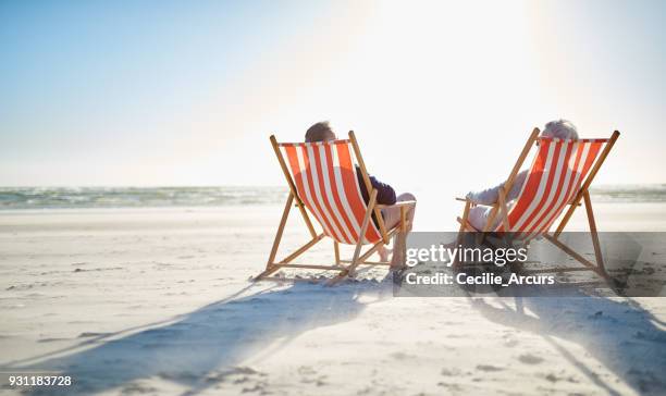 entspannt auf ihren ruhestand - strand liegen stock-fotos und bilder