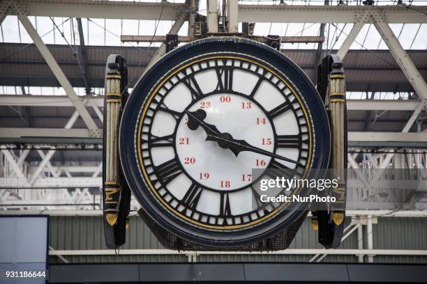 Waterloo Clock Platform 225 Waterloo Clock Stock Photos, High-Res Pictures, and Images - Getty ...