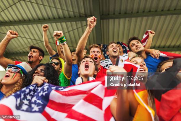 ventilator unterstützt ihre nationalmannschaften - russia 2018 flag stock-fotos und bilder