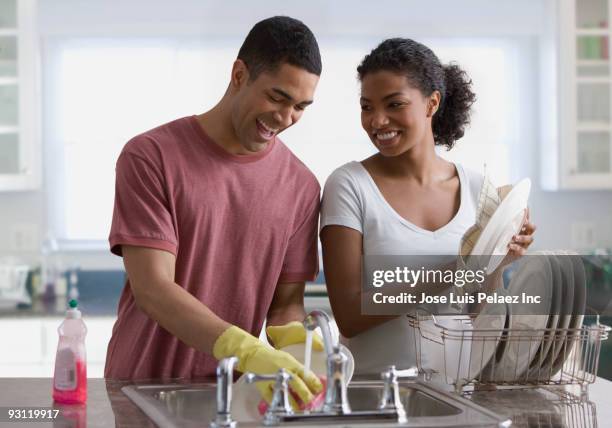 couple washing dishes - afazeres domésticos - fotografias e filmes do acervo