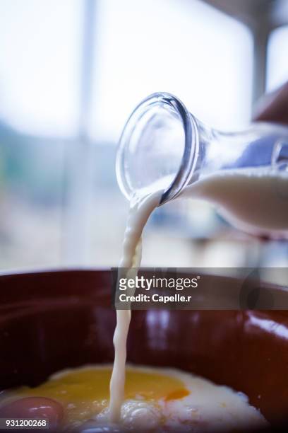 verser du lait - verser stock pictures, royalty-free photos & images