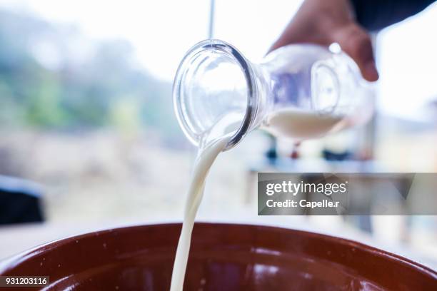 verser du lait - verser stock pictures, royalty-free photos & images