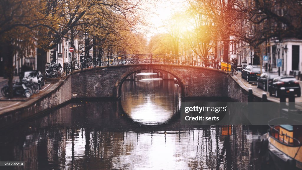 Paisaje urbano de Amsterdam con canal y los puentes en países bajos