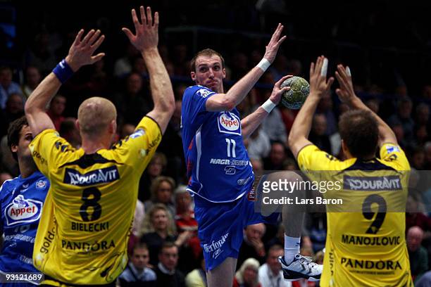 Holger Glandorf of Lemgo is challenged by Karol Bielecki and Nikola Manojlovic of Rhein Neckar during the Handball Bundesliga match between TBV Lemgo...