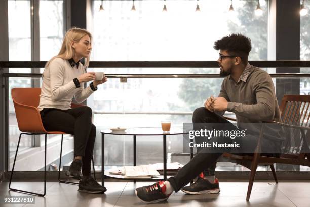 porträt eines paares in einem café sitzen und reden - couple in cafe man beard coffee stock-fotos und bilder