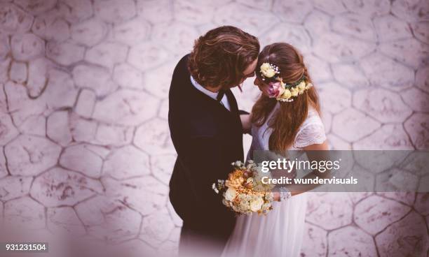 affectueuse mariée et le marié embrassant et dansant à la réception de mariage - cérémonie du mariage photos et images de collection