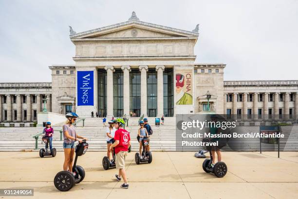 segways near the field museum of natural history - field museum of natural history - fotografias e filmes do acervo