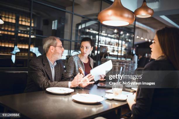 empresários sentado no restaurante e ter reunião - restaurant manager - fotografias e filmes do acervo