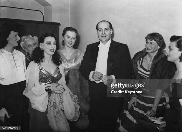 Swedish actress Ingrid Bergman with Italian composer Renzo Rossellini and the cast of the one-act opera 'Cavalleria rusticana' after a performance at...