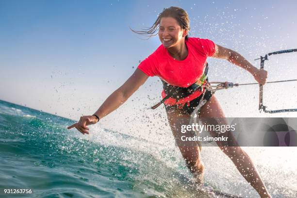 donna che fa kitesurf - kite foto e immagini stock