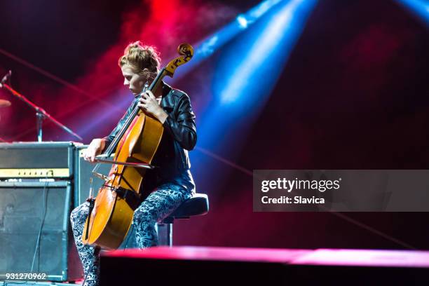 young woman playing cello on the concert - violino imagens e fotografias de stock