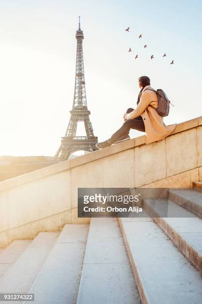 man looking at the eiffel tower in paris - quartier du trocadéro stock pictures, royalty-free photos & images