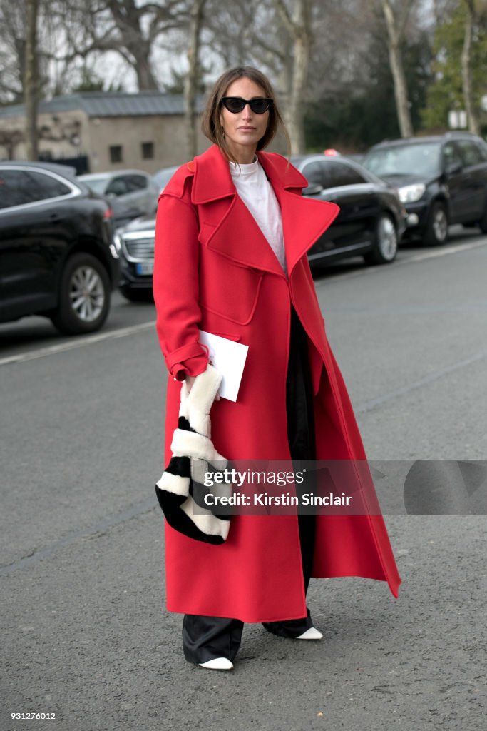 Street Style : Paris Fashion Week Womenswear Fall/Winter 2018/2019 : Day One