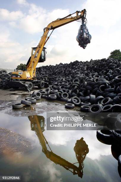 Un engin travaille sur un site de collecte de pneus usagés, le 05 juin 2007 dans l'enceinte de l'usine EU.REC, travaillant pour l'entreprise Aliapur...