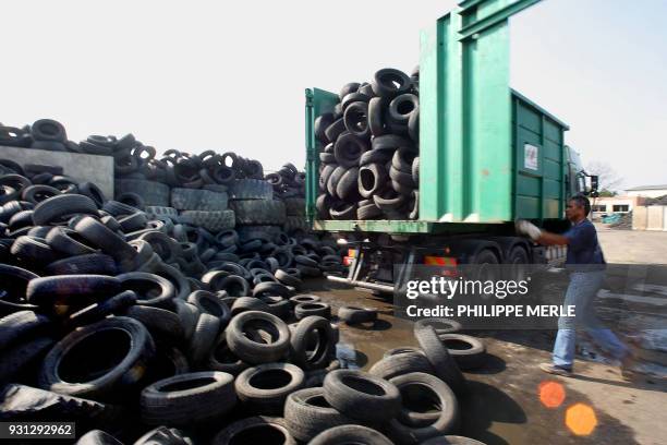 Une personne travaille sur un site de collecte de pneus usagés, le 05 juin 2007 dans l'enceinte de l'usine EU.REC, travaillant pour l'entreprise...