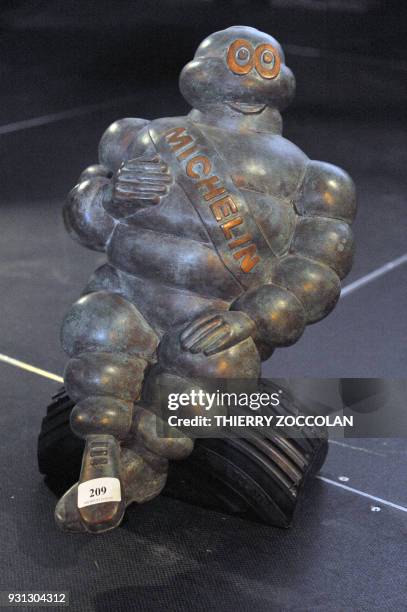Un bibendum en bronze est exposé avant la vente aux enchères de la collection d'objets Michelin d'Alain Morel à Royat près de Clermont-Ferrand le 10...