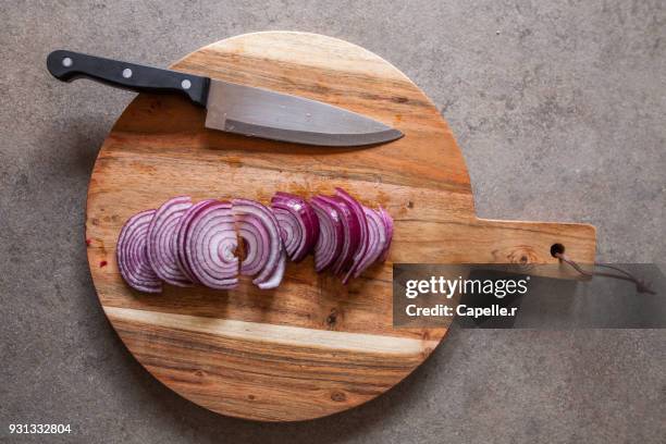 cuisine - oignons rouge découpés - onion foto e immagini stock