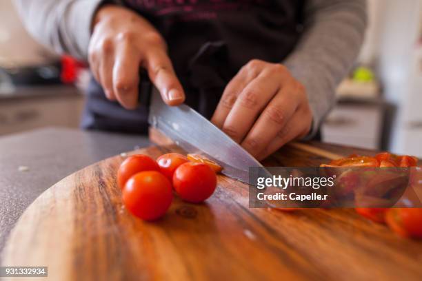 cuisine - découpe de tomates cerise - tomate cerise imagens e fotografias de stock