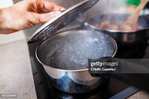 cuisine - casserole d'eau bouillante - glaskeramik stock-fotos und bilder