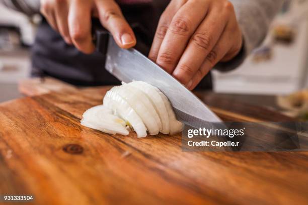 cuisine - oignons émincés - cutting board knife stock pictures, royalty-free photos & images